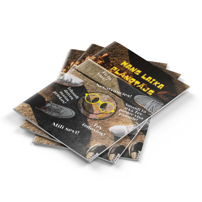 Plānotājs ar datumiem  un krāsainām lapām -  skavots