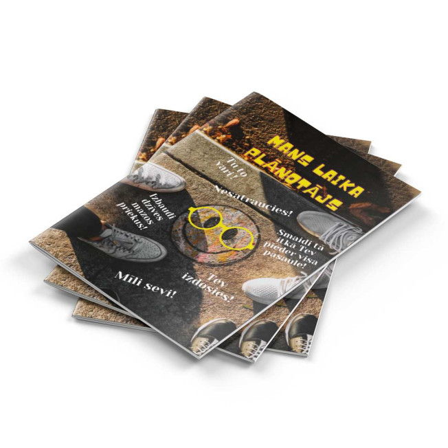 Plānotājs ar datumiem un krāsainām lapām - skavots Plānotājs ar datumiem un krāsainām lapām - skavots